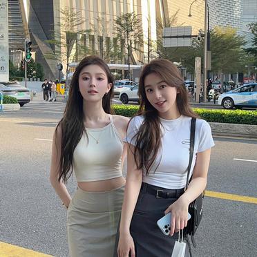 我的两个闺蜜，哪个好看点？