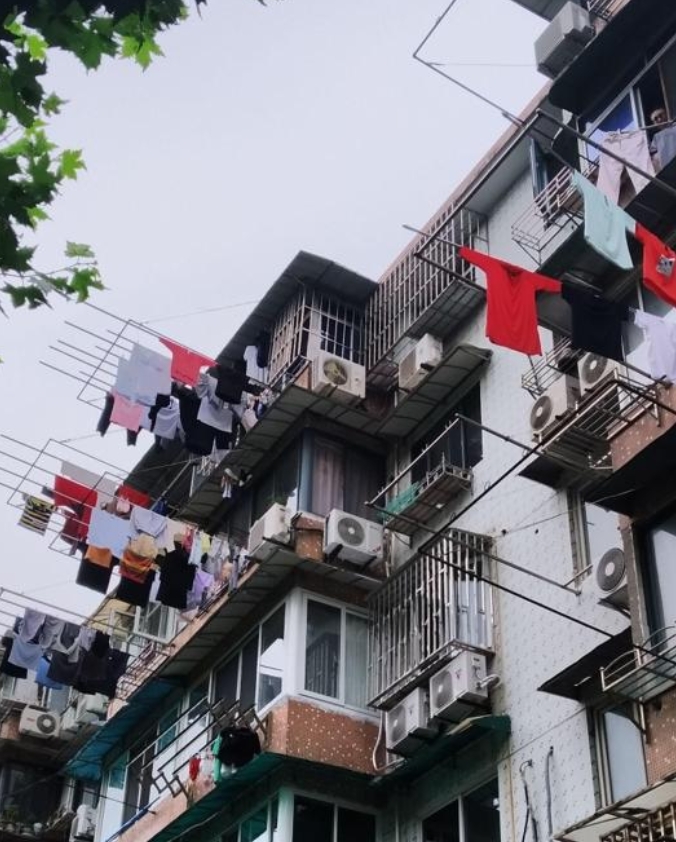 我老娘是“上海人在北京”，在她心目中，两地城市面貌最大的差别就是“晾衣服”。当然