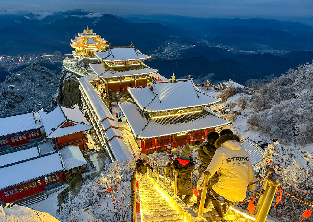 若是问洛阳人冬天最期待的十件事，赏雪必定拥有姓名
雪后的老君山最是惊艳，大概就是