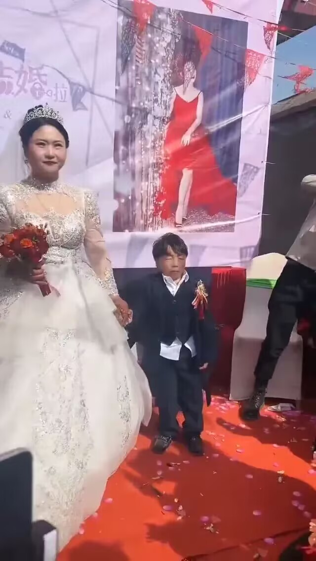 彩礼99.9万的婚礼，大家觉得彩礼多少合适？
新娘一米七，彩礼99万，终于嫁给了