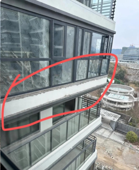 你的阳台外立面需要整改，否则我们将扣除你的押金！”这是我最近收到的一份物业警告。