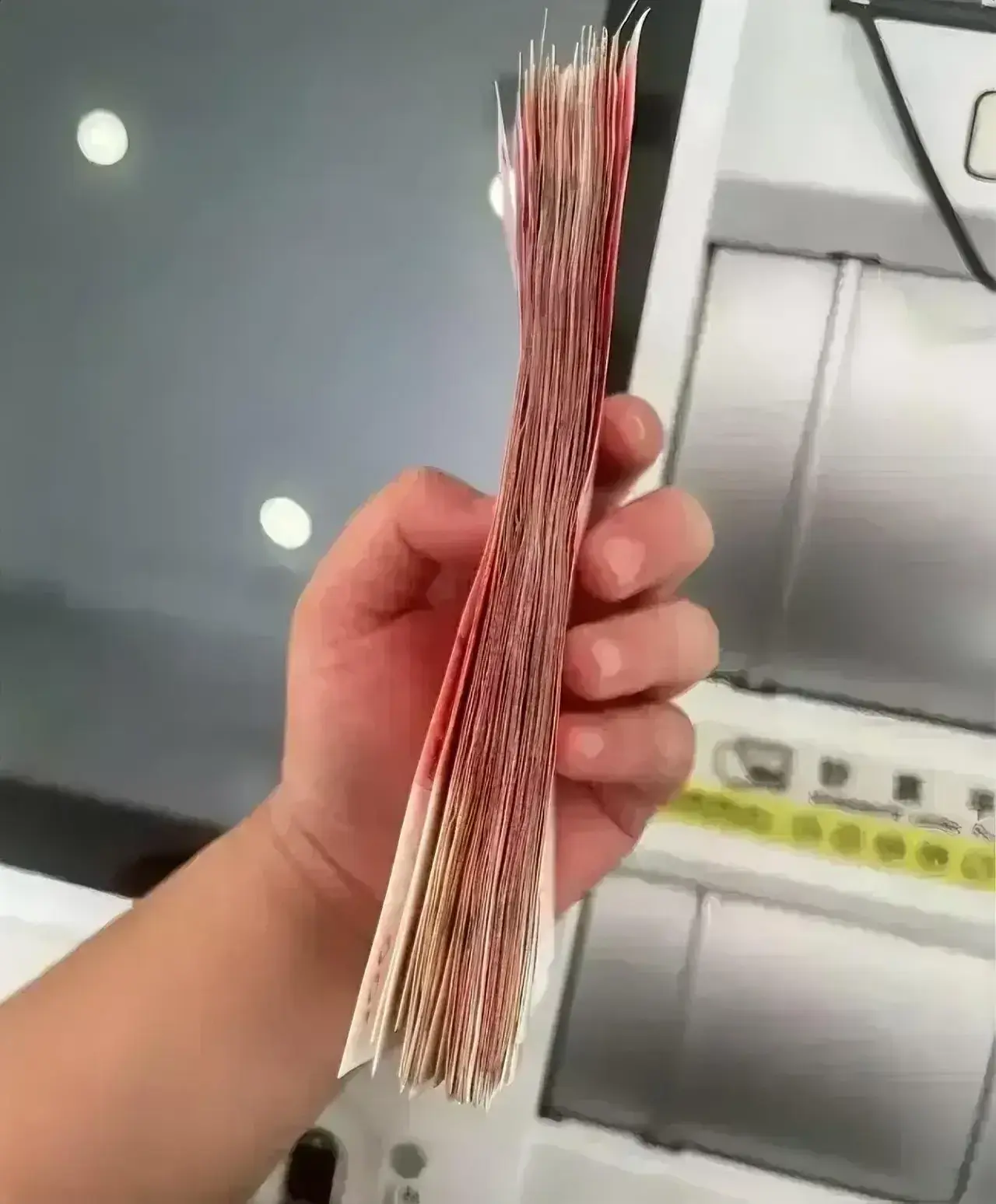 过‮回年‬家的‮人穷‬表现

1破‮的旧‬汽车

2、抽10块‮的钱‬烟。

3