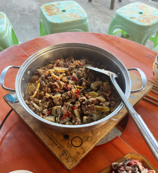 牛粪火锅，看起来还挺有食欲。