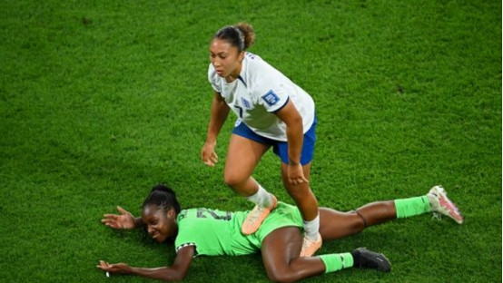 劳伦·詹姆斯发来了尼日利亚球星的信息，她在世界杯比赛中踩到了