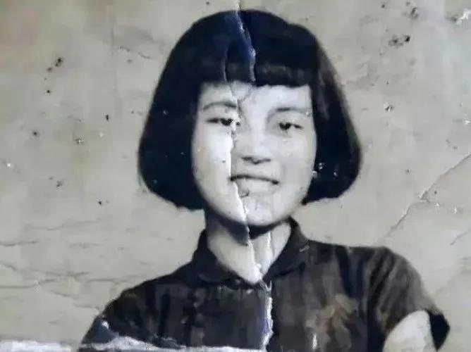 “别碰我的女儿，她才6岁！”日本兵正要扒光小女孩的衣服，这时一个绝望的母亲疯狂地