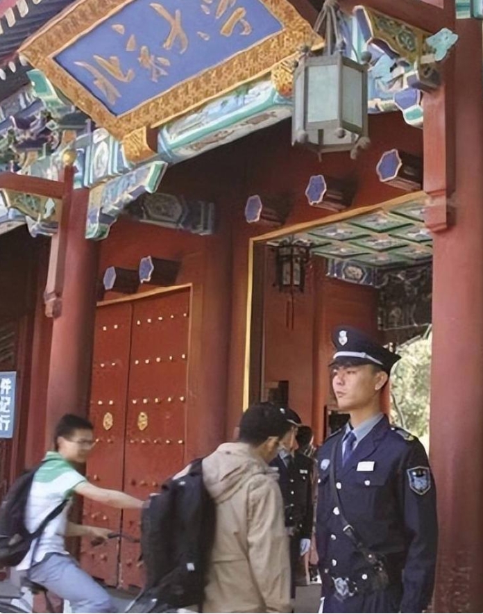 北大教授跨栏进校园，被保安追着跑！近日，北大工学院副教授李植发文称，北大现在要刷