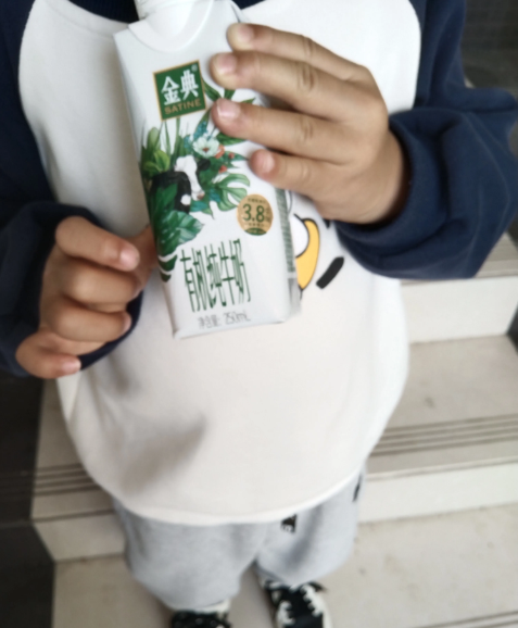 今天被楼下宝妈说了一顿，好无语😒。事情是这样的，吃过中饭带儿子下楼玩，碰到3楼