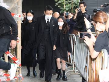 刘德华送别父亲，女儿成港媒焦点。 ​​​
