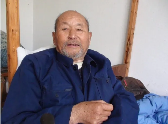 我们的邻居陈大爷今天走了

陈大爷一生好洒，视酒如命，一天三顿酒，早上3两，中午