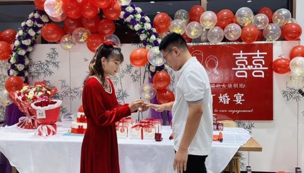 儿子女友家要求彩礼20万，我们直接给了30万，订婚宴当天的白酒和饭菜都不错，可饭