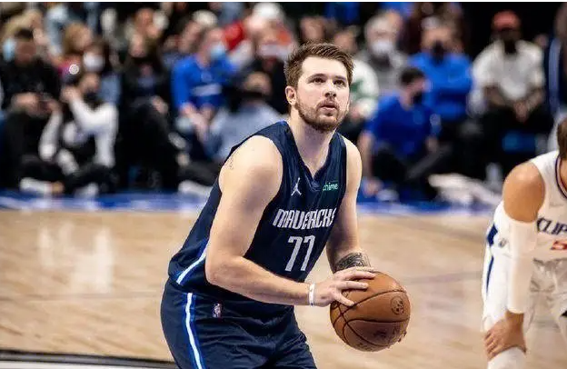 勇士逆转凯尔特人，众将如何论功行赏
库里，38分钟，33+3+6，11/21，三