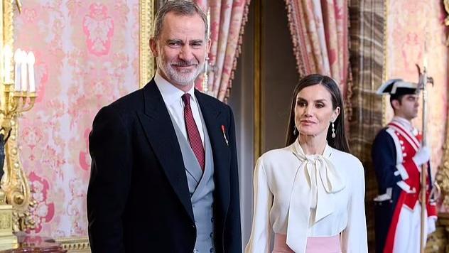西班牙王后在新年招待会上美翻！飘带衬衫配粉裙，50岁都有少女感
