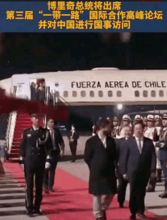 智利最高礼仪背手礼，先用手去扶心脏的位置，这是最高规格的礼仪！
所以大家别说人家