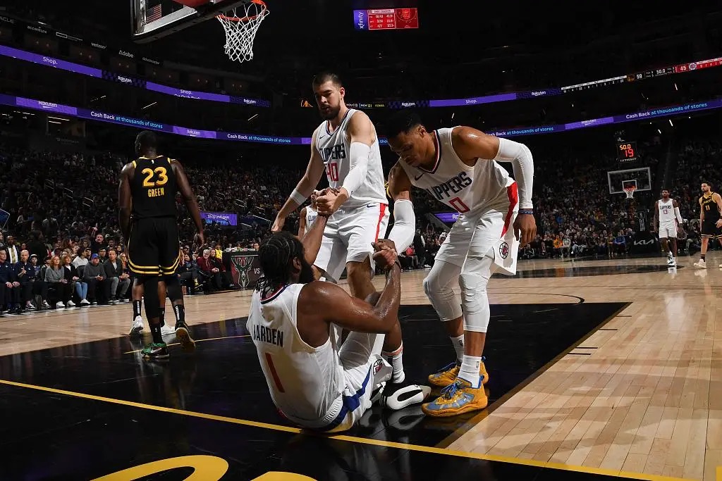 NBA真是个笑话！塔克公开离队表态，给他带来了75000美元的罚单！
那么三次在