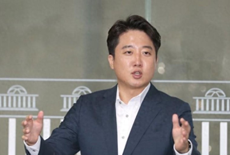 韩国政坛风云变幻，李俊锡正式“退党”，尹锡悦作出令人惊讶举动。不得不说，李俊锡的