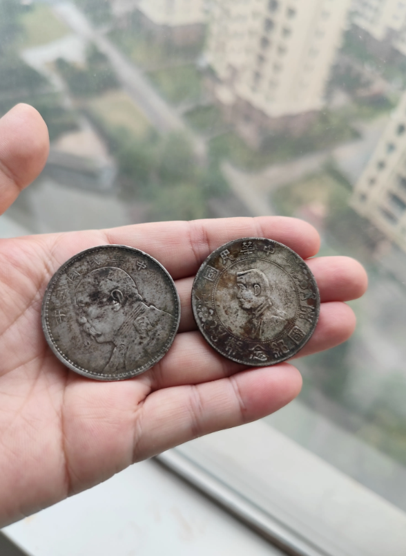 和弟弟分家，有三块银洋，本来是我一块，弟弟两块，我要了两块，给弟弟留了一块，因为