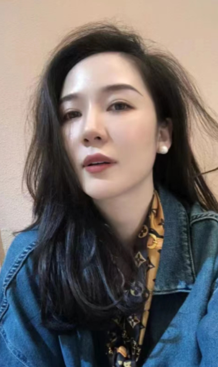 我已经踏入中年，享受着单身的生活，没有伴侣，没有儿女，也没有大宗财产。
我离开家