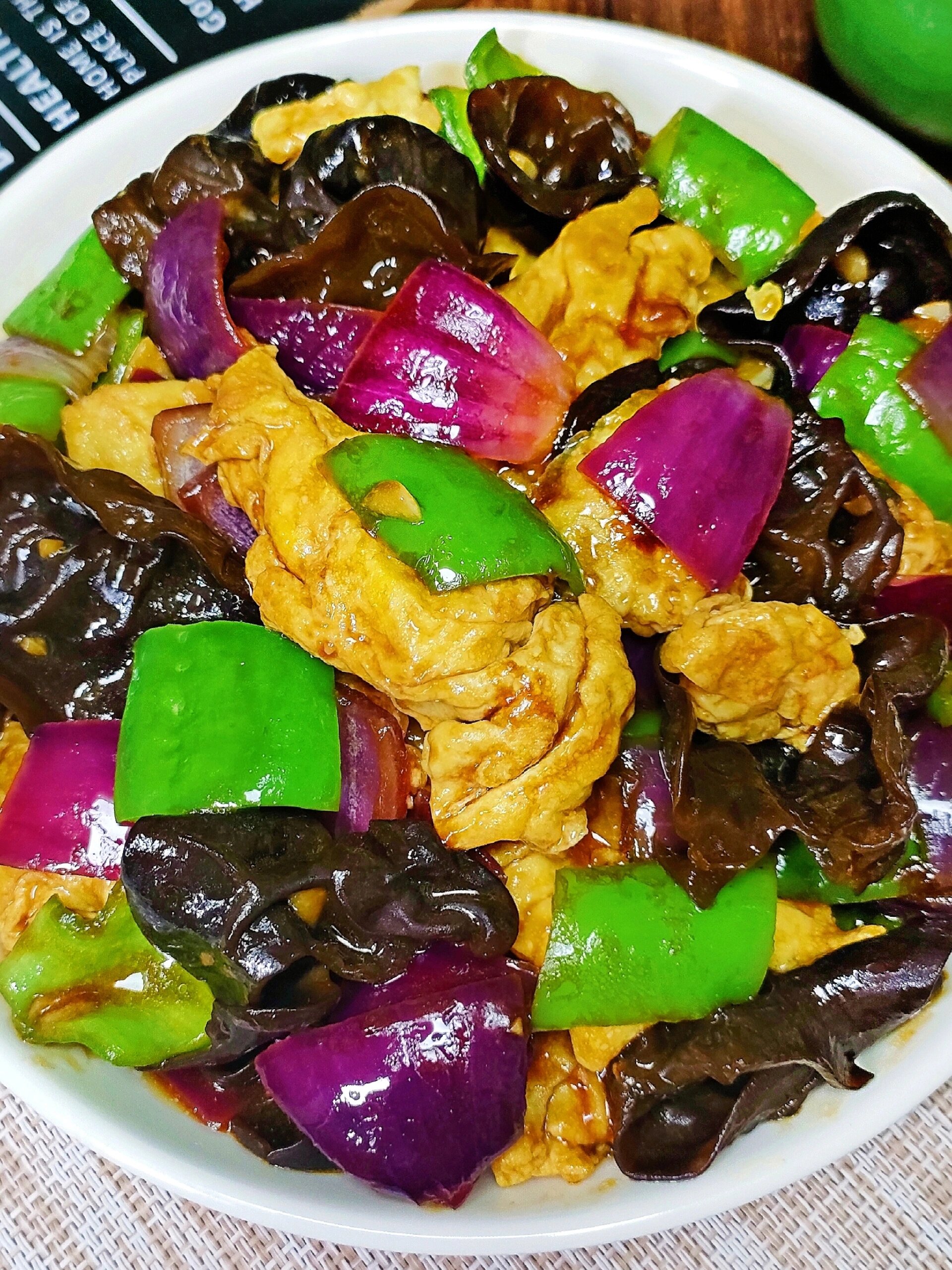 快手家常菜洋葱木耳炒鸡蛋，营养丰富，洋葱脆甜，蛋香浓郁，好吃又下饭～
食材：鸡蛋