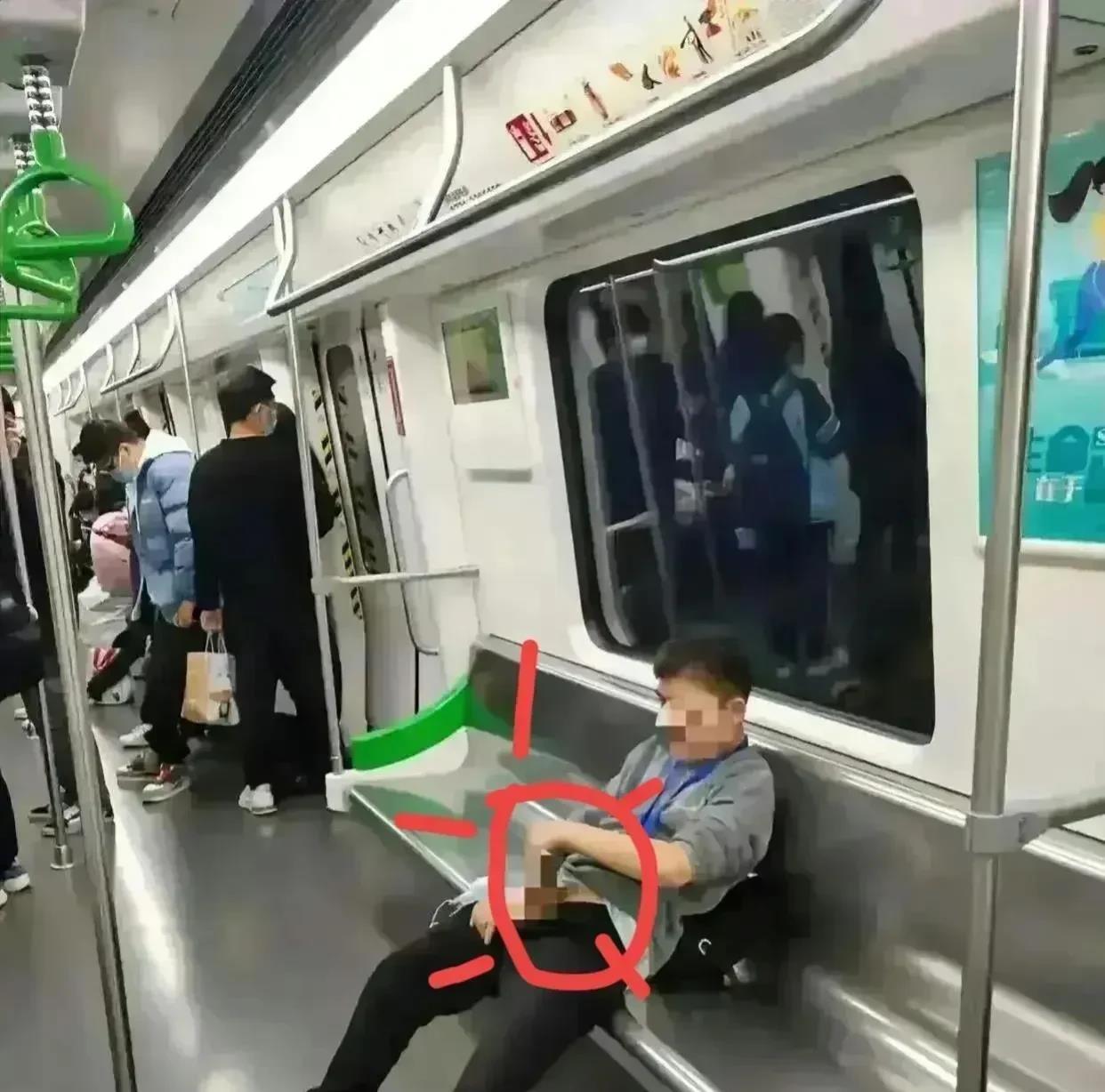 这家伙霸座的方式太独特了！
这是在地铁上啊！男子的举动令人震惊，这男子竟然在公开