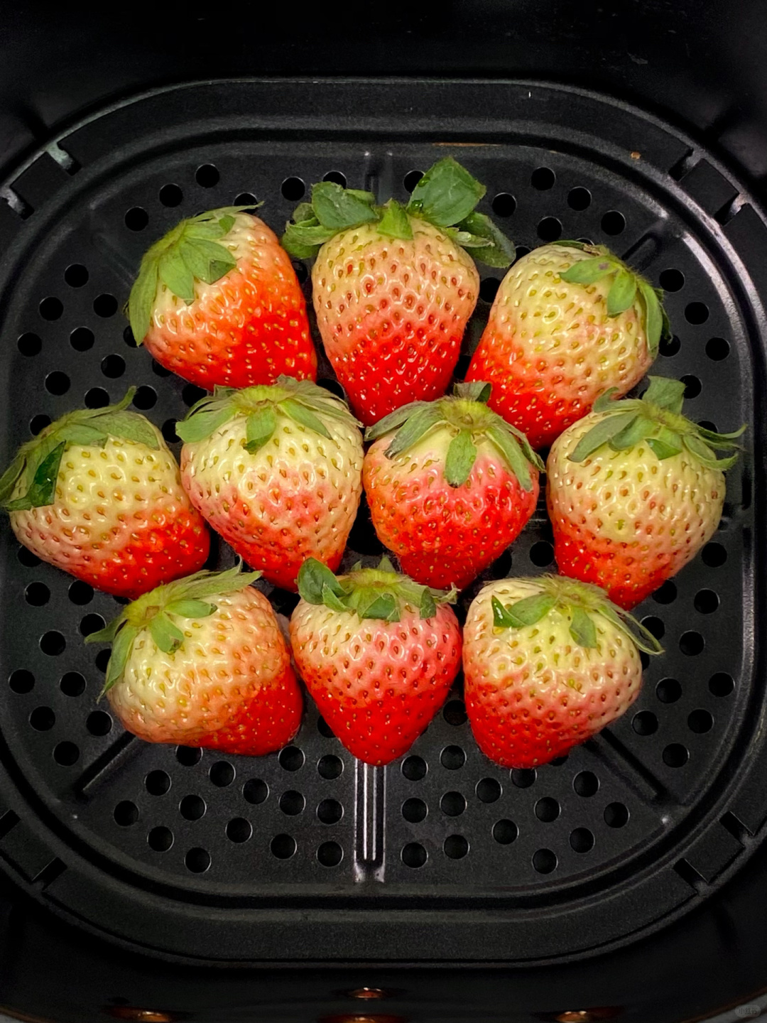 答应我，有空气炸锅的都去试试这个！！
❄️冬天就要吃冰糖葫芦，今天家里刚好有草莓