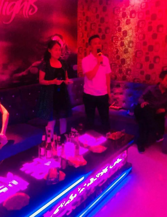 广东60岁大叔搂着年轻女子，在ktv里唱情歌，网友：不如大叔潇洒
广东某城市的6
