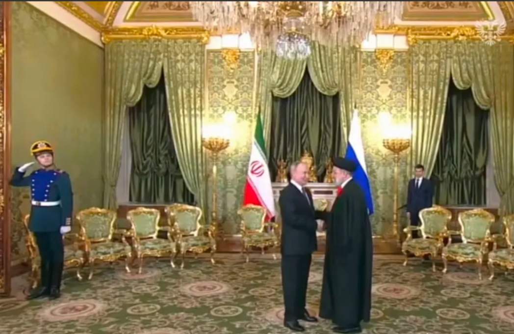 普京说话还是很幽默的，会见伊朗总统莱希时普京说到：昨天我在邻近地区访问，我飞越贵