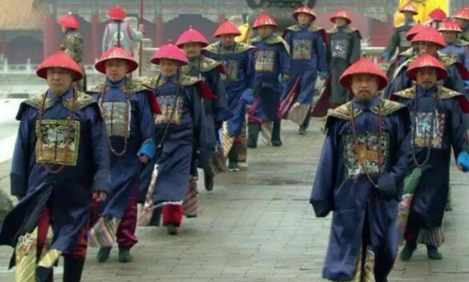 清朝大臣上早朝时有一个特殊的癖好，那就是嘴里会含着一片人参，这片人参放在嘴里，不