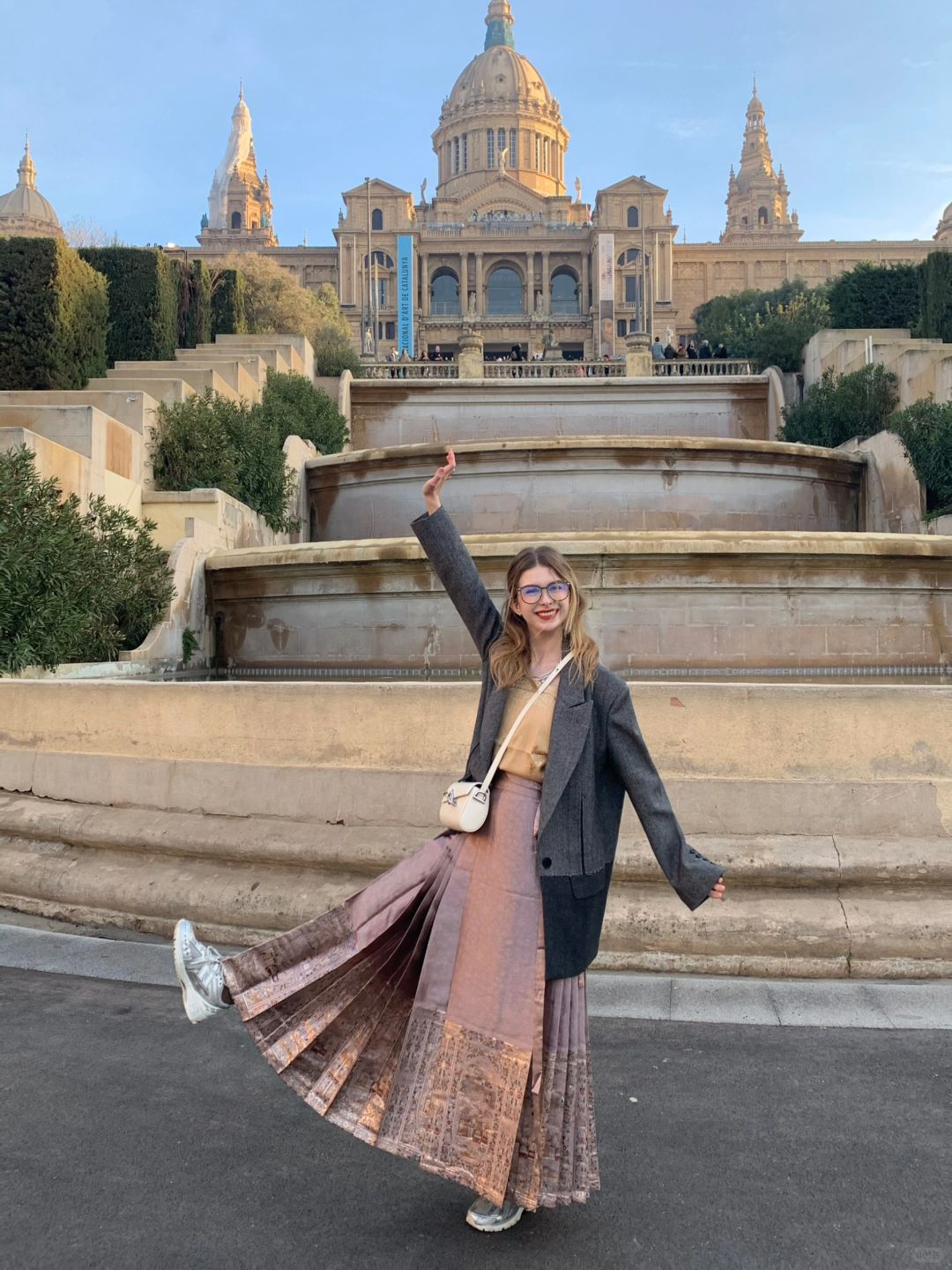 穿着中国服装的外国人
我从中国带了一件漂亮的中国风裙子来巴塞罗那
说实话，我真的