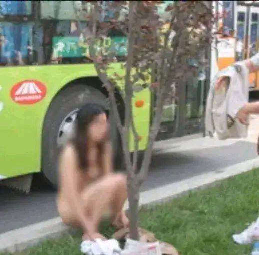 近日，一则引人注目的故事在南方某地发生，一位勇敢的年轻女子以惊人的方式展开了一场