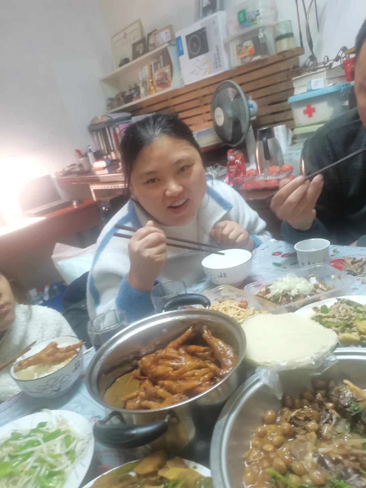 老婆虽然不聪明，不漂亮，不温柔！但至少她让我在光棍的那个名谱上面除名了还给我生了