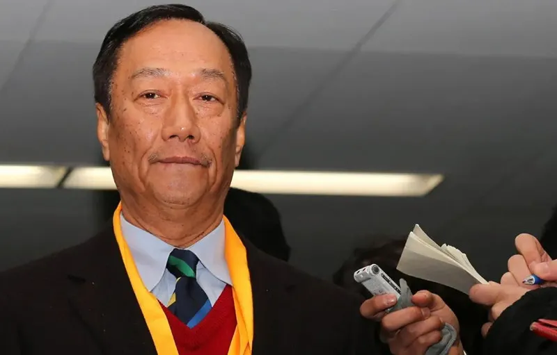 郭台铭退选，柯文哲黯然神伤！终于，一场闹剧落幕了！郭台铭“功成身退”，为三角督之