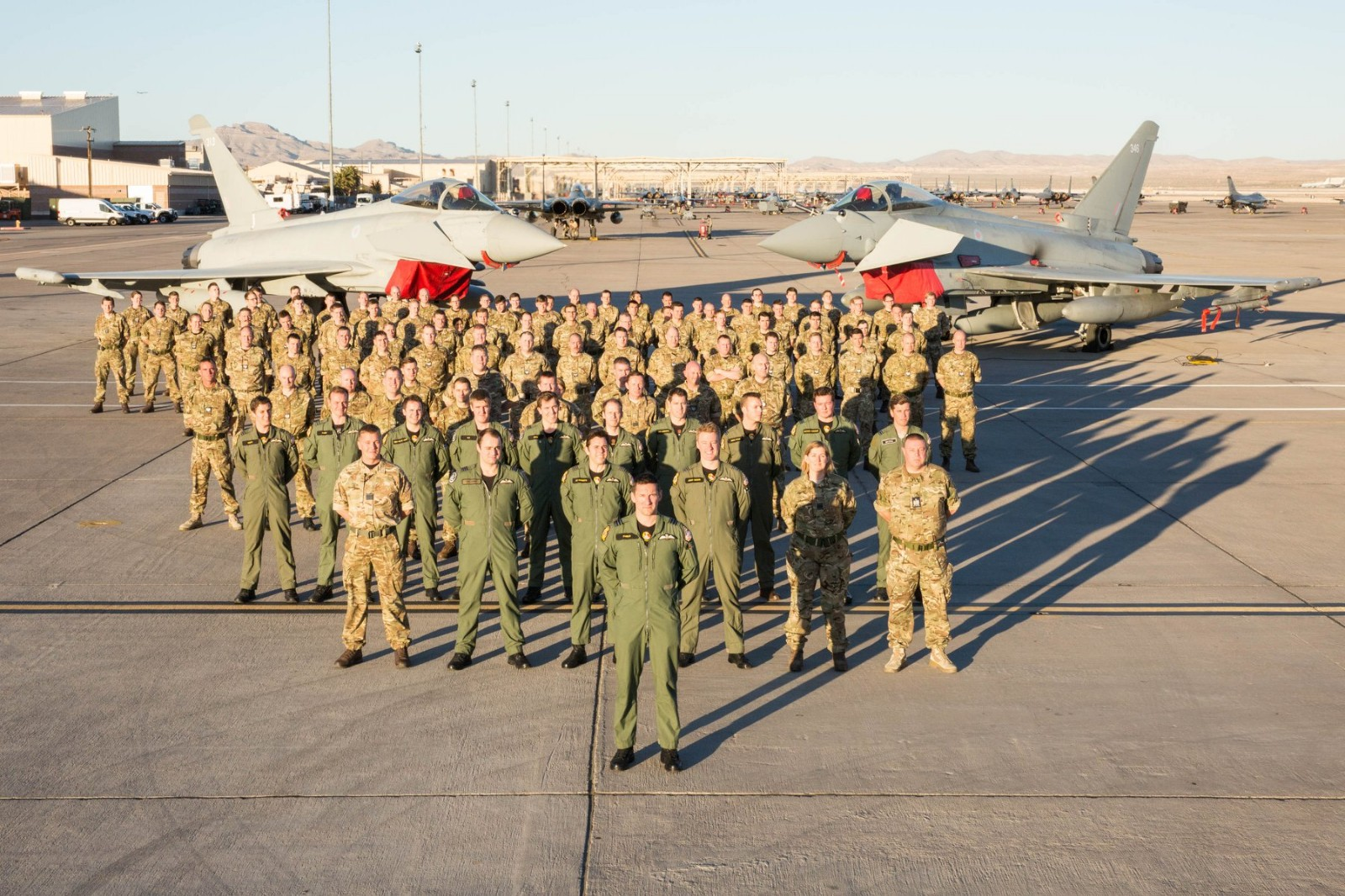 英国空军现在单挑中国空军，胜的把握有40%没？打的过西班牙空军么？
英国空军完胜