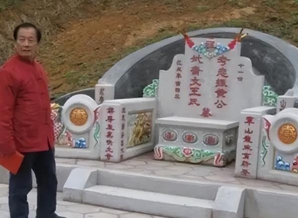 某年，一次，郑强教授在演讲过程中说：“很多祖坟都守不到4代，但是在潮汕地区，祖坟