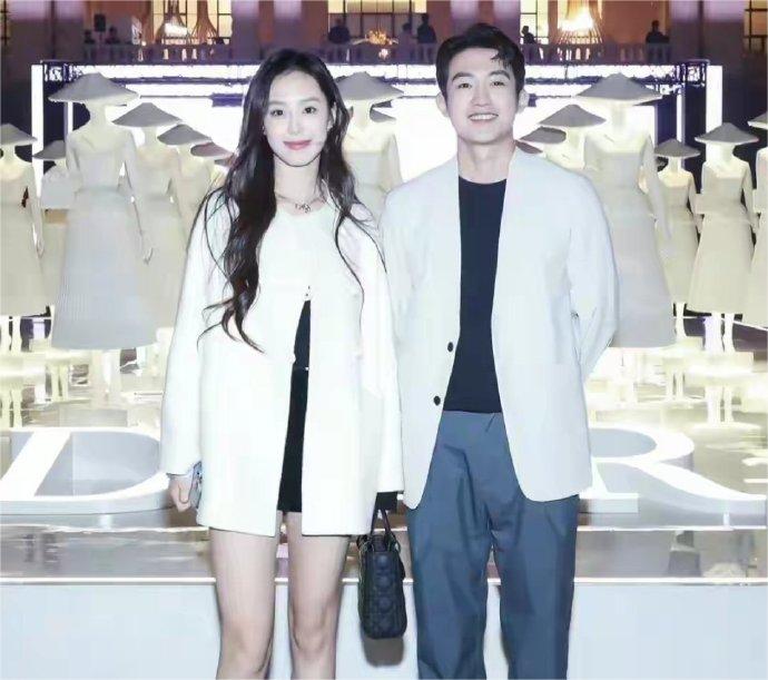 杨汝晴和侯卓成的CP也被曝出分手危机。其中，杨汝晴好朋友曝光了30万天价广告费的