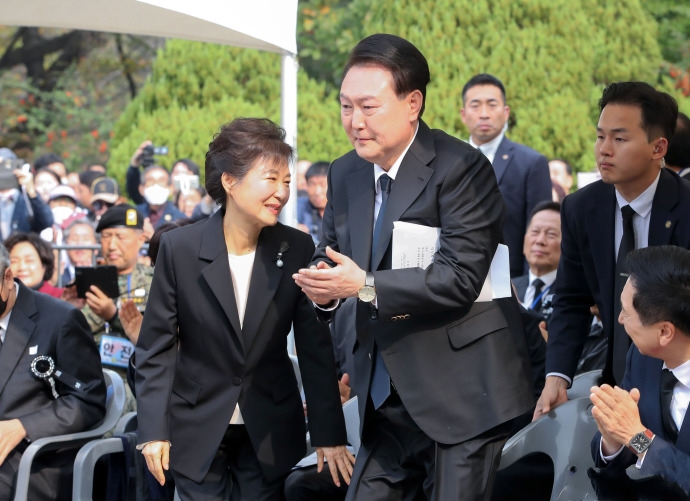 朴槿惠和韩国第一夫人老公罕见同框了，据悉在10月26日朴槿惠去参加了自己父亲朴正