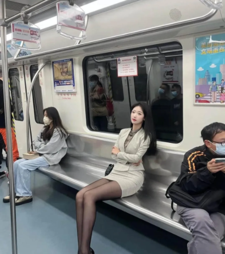 左面和右面的，哪个适合当老婆？