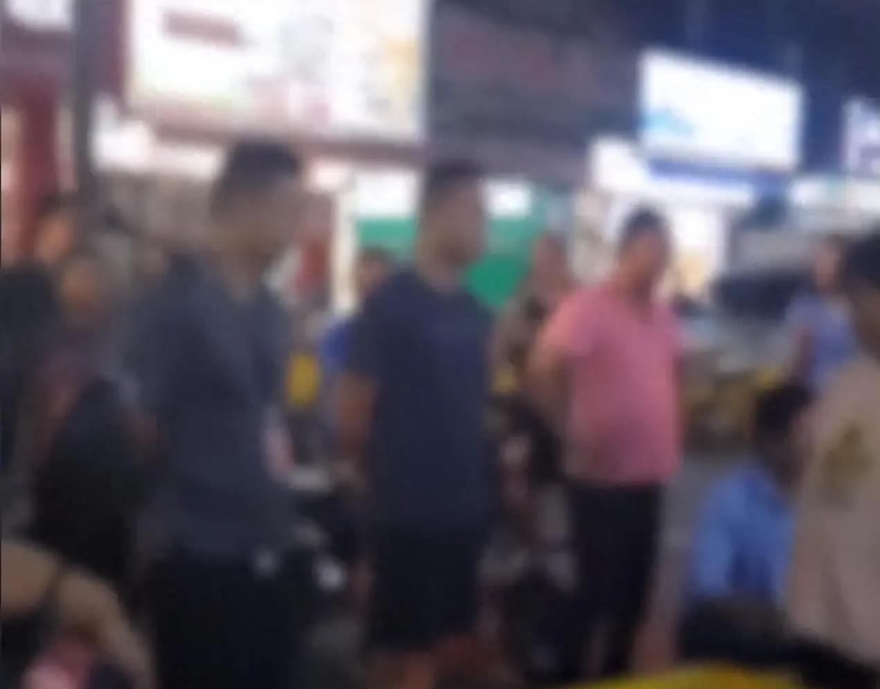 据报道，近日在广东佛山市南海区发生了一起令人愤怒的事件。一名老人在街边摆摊卖菜，
