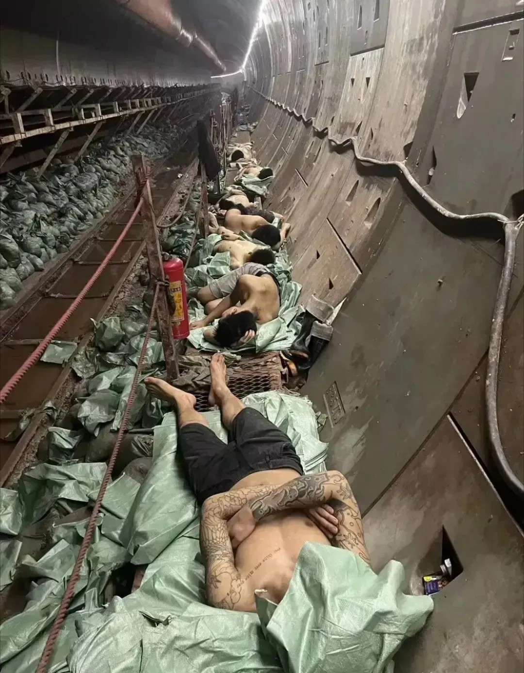 不偷不抢，走正道，不管做什么都应该得到尊重