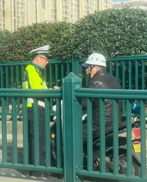 大爷：我都戴头盔了，咋还查我呢？
交警：大爷，您这头盔我咋觉得那么眼熟呢？
大爷