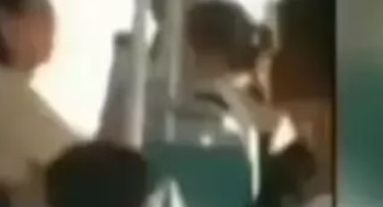 山东枣庄，一脚部骨折女孩坐在公交车上，遭到了一大妈抢占座位，而且和同行大爷一起，