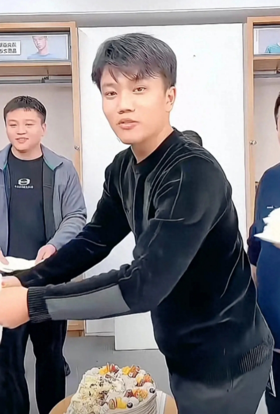 解清帅，暂时割不成韭菜了！因带货违规被封，改用老妈账号收礼物

12月24日，解