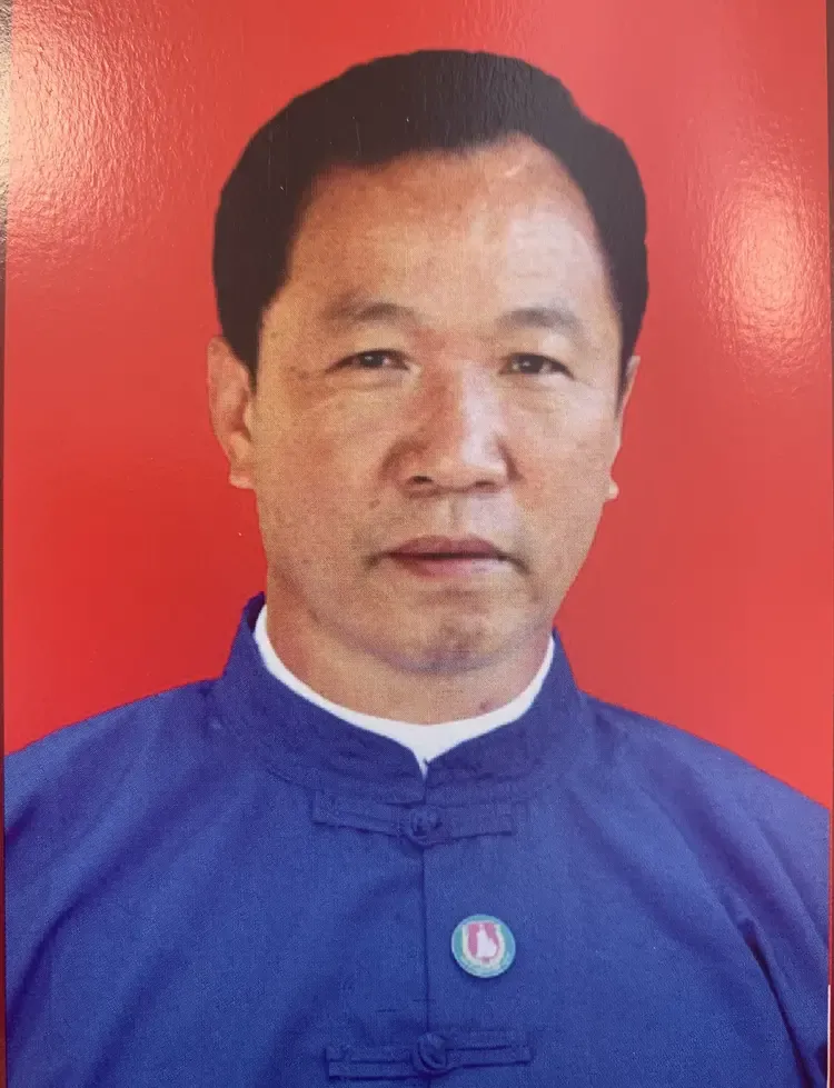 照片上的这个人是缅伪果敢自治区领导人明学昌。
网传100多名同胞死在他的手上，还