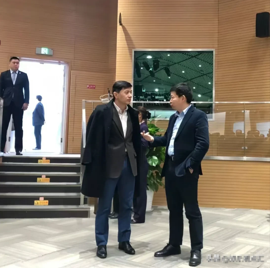 李彦宏和余承东的这张合影，像极了CEO给董事长汇报工作，如果再给李彦宏加一条围巾