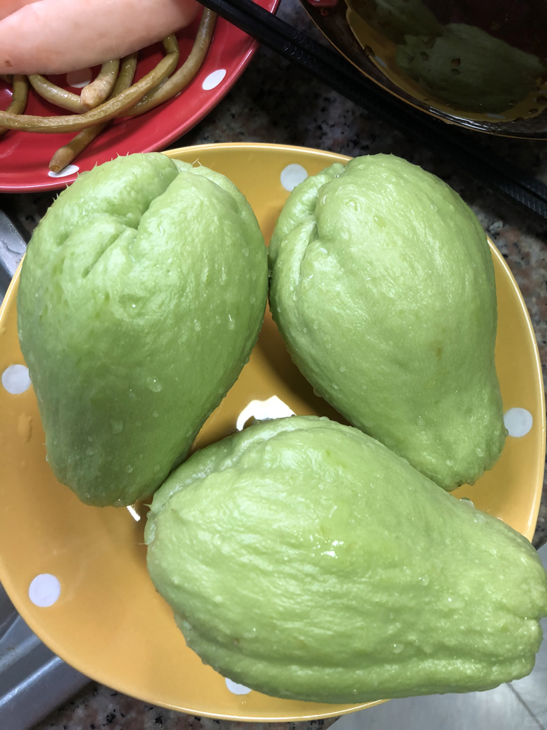 四川泡菜之佛手瓜
周末去山上摘了新鲜的佛手瓜，果断纳入泡菜坛子，期待味道……#四