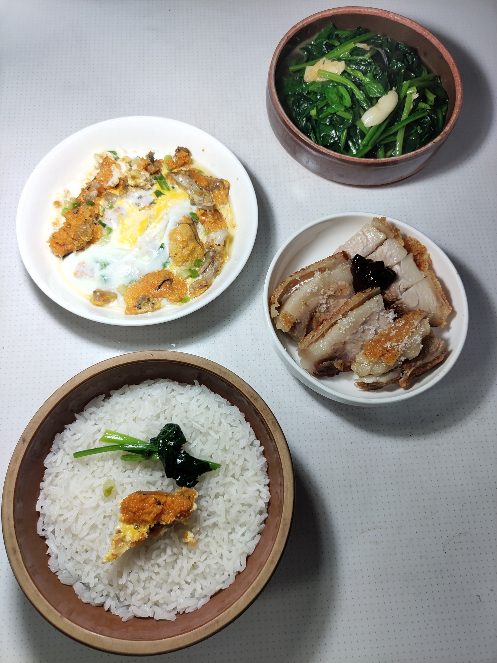 晚餐，煎鲫鱼籽蒸蛋，烧肉蘸白糖面豉酱，猪油蒜头炒菠菜，米饭。鲫鱼子煎蛋好吃，但蛋