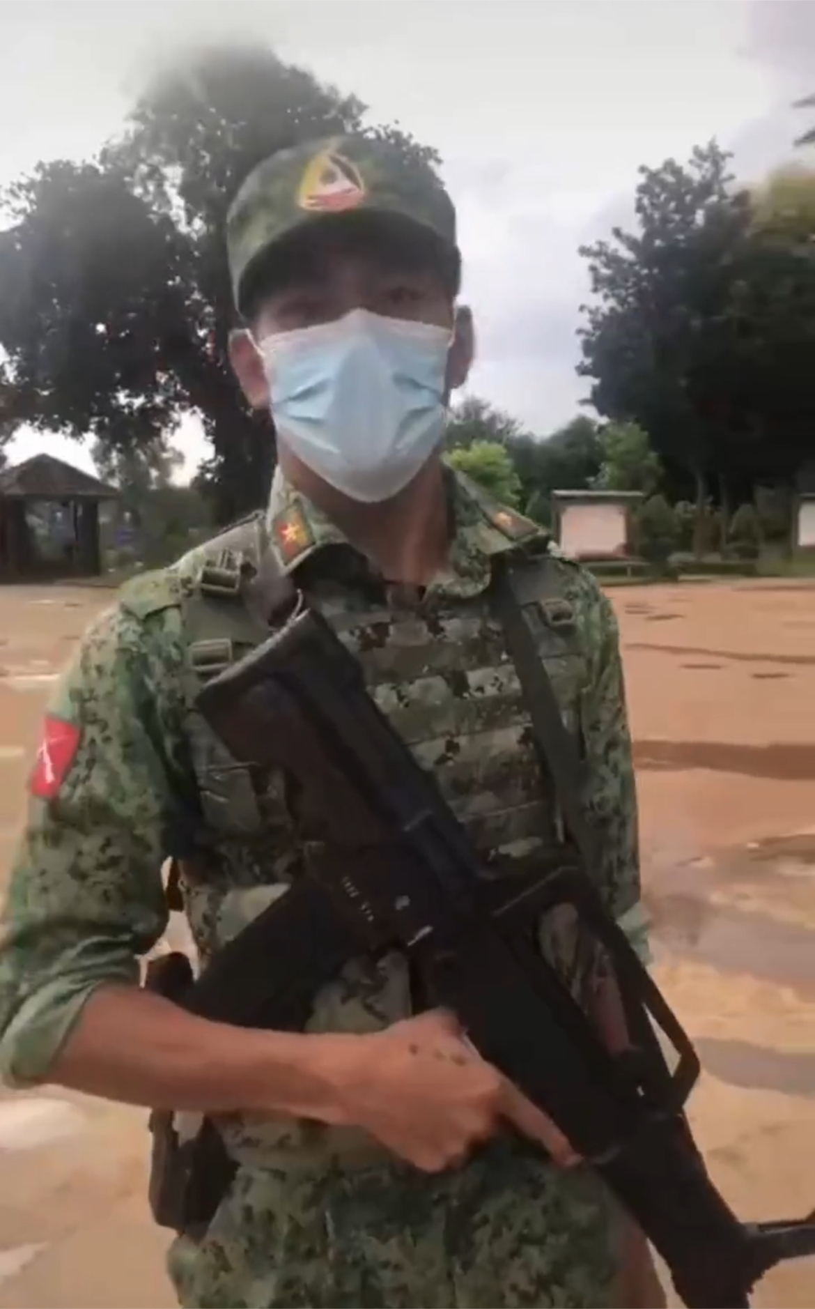 战斗这么紧张激烈，果敢同盟军还换迷彩军装了，武器配备了97短突击步枪。36平方公