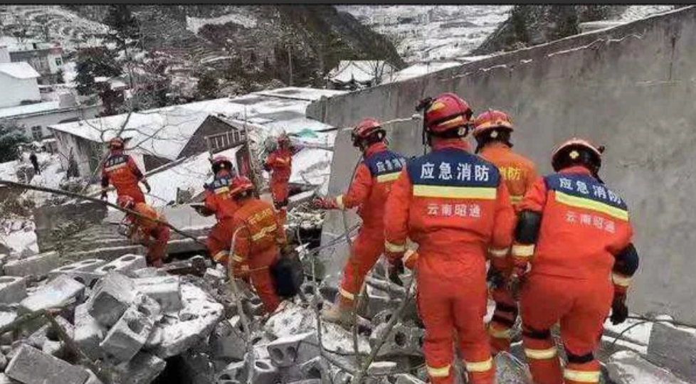 云南省昭通市镇雄县塘房镇的凉水村和兴、和平两个村民小组遭遇山体滑坡，初步确认，1