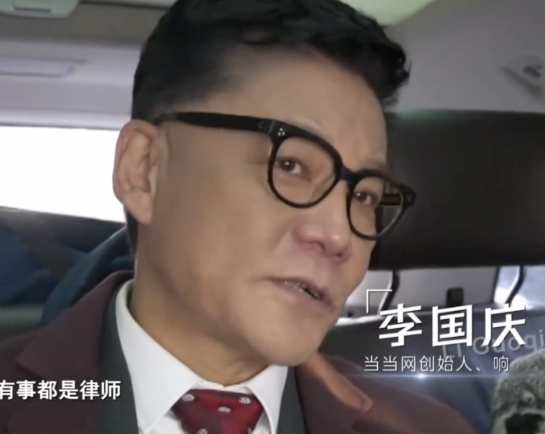 男人跟女人离婚了，还能做朋友的概率非常微小，主持人张春蔚问李国庆还跟前妻俞渝联系