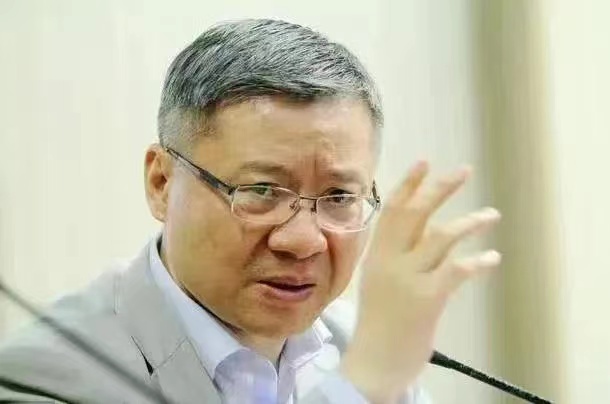 一位曾经让我钦佩不已的公众人物，如今却让我开始怀疑自己的盲目崇拜。曾经，张维为的