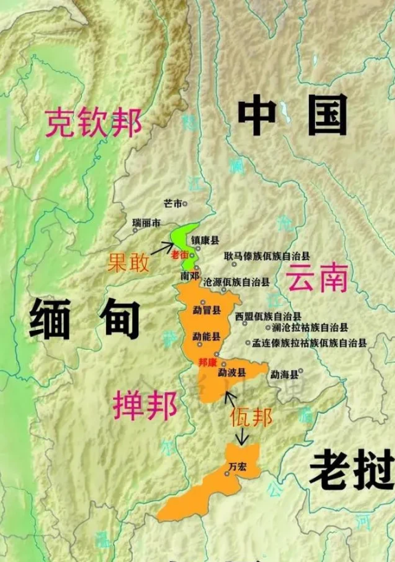 果敢四大家族在同盟军猛烈的攻势下溃不成军，纷纷寻找退路。四大家族之一的刘阿宝同意